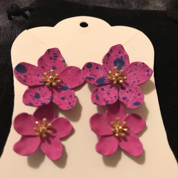 4/$15 Pretty pink flower dangle earrings, new - Picture 2 of 3